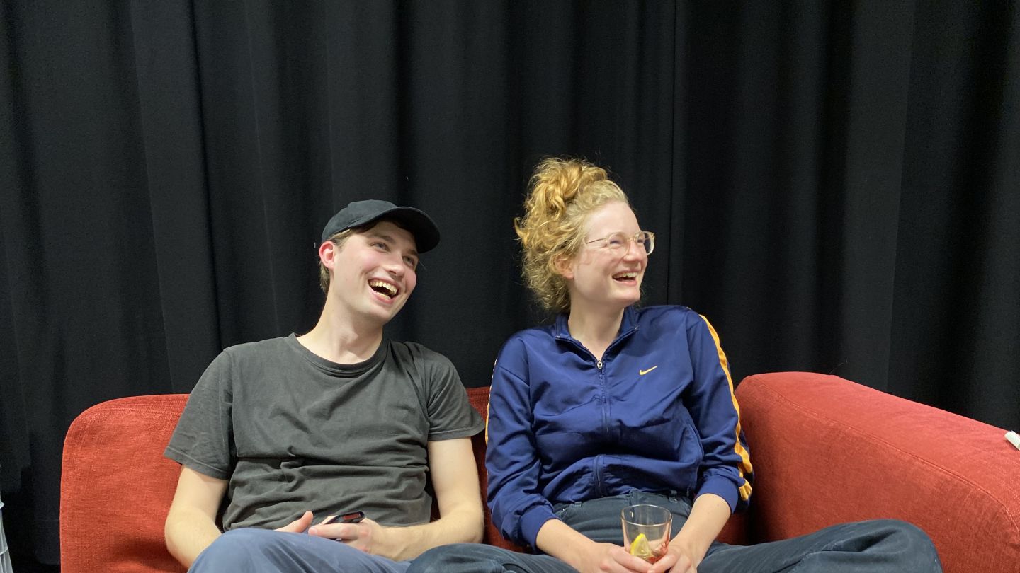 Liv Stapelfeldt und Janek Maudrich (c) Jenny von Reiche Liv Stapelfeldt und Janek Maudrich sitzen auf einem roten Sofa