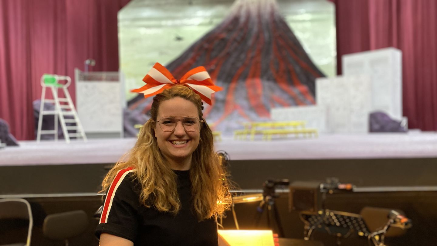 Sonja Lachenmayr (c) Jenny von Reiche Sonja Lachenmayr vor einem Dirigent*innenpult