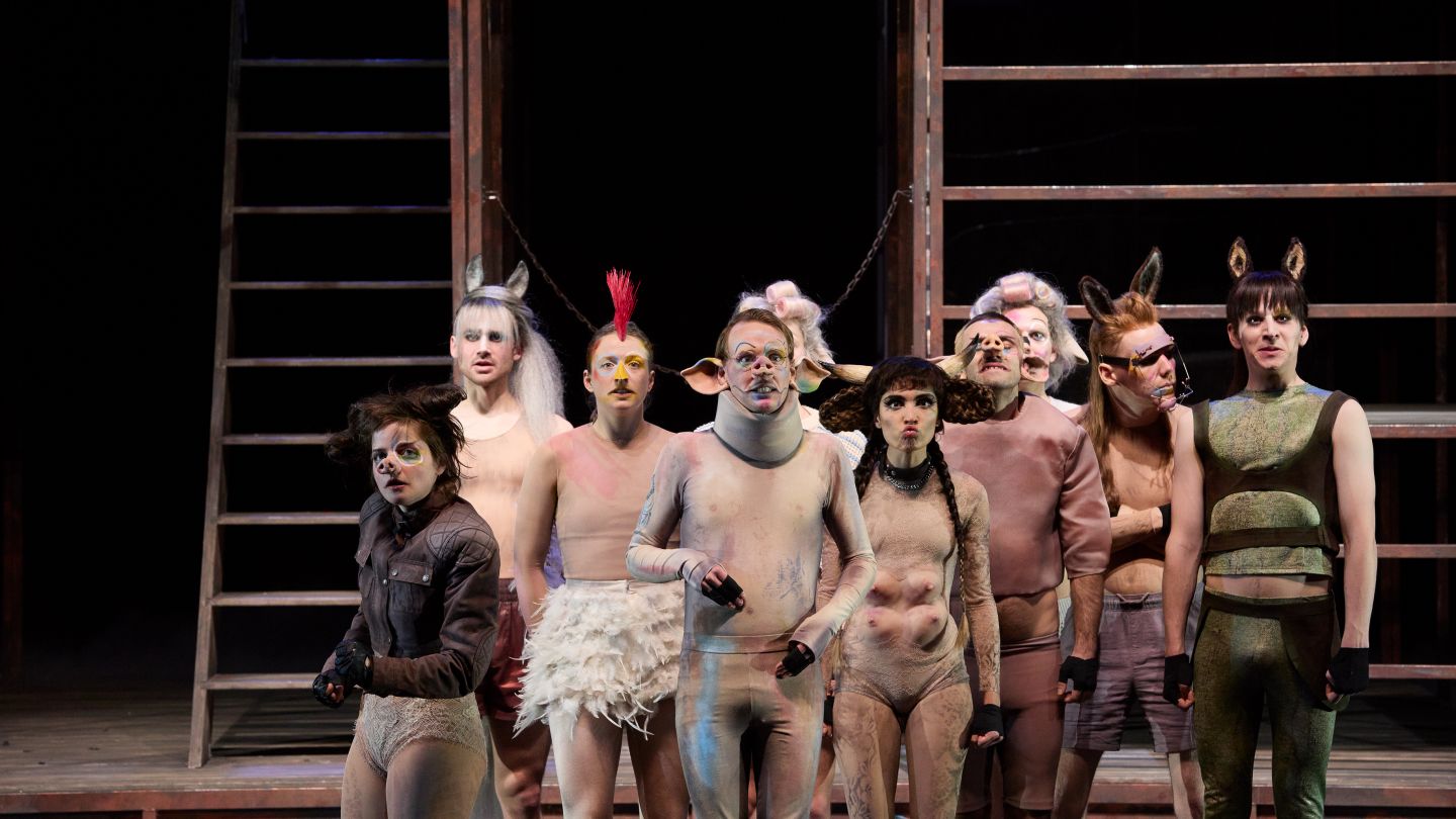 Ensemble (c) Judith Buss Das Ensemble in Tierkostümen auf der Bühne zu "Animal Farm"