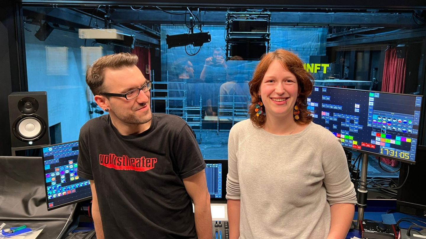 Kay Burster und Fiona Hamann (c) Vincent Sauer Das Foto zeigt Kay Burster und Fiona Hamann in der Lichtregie.