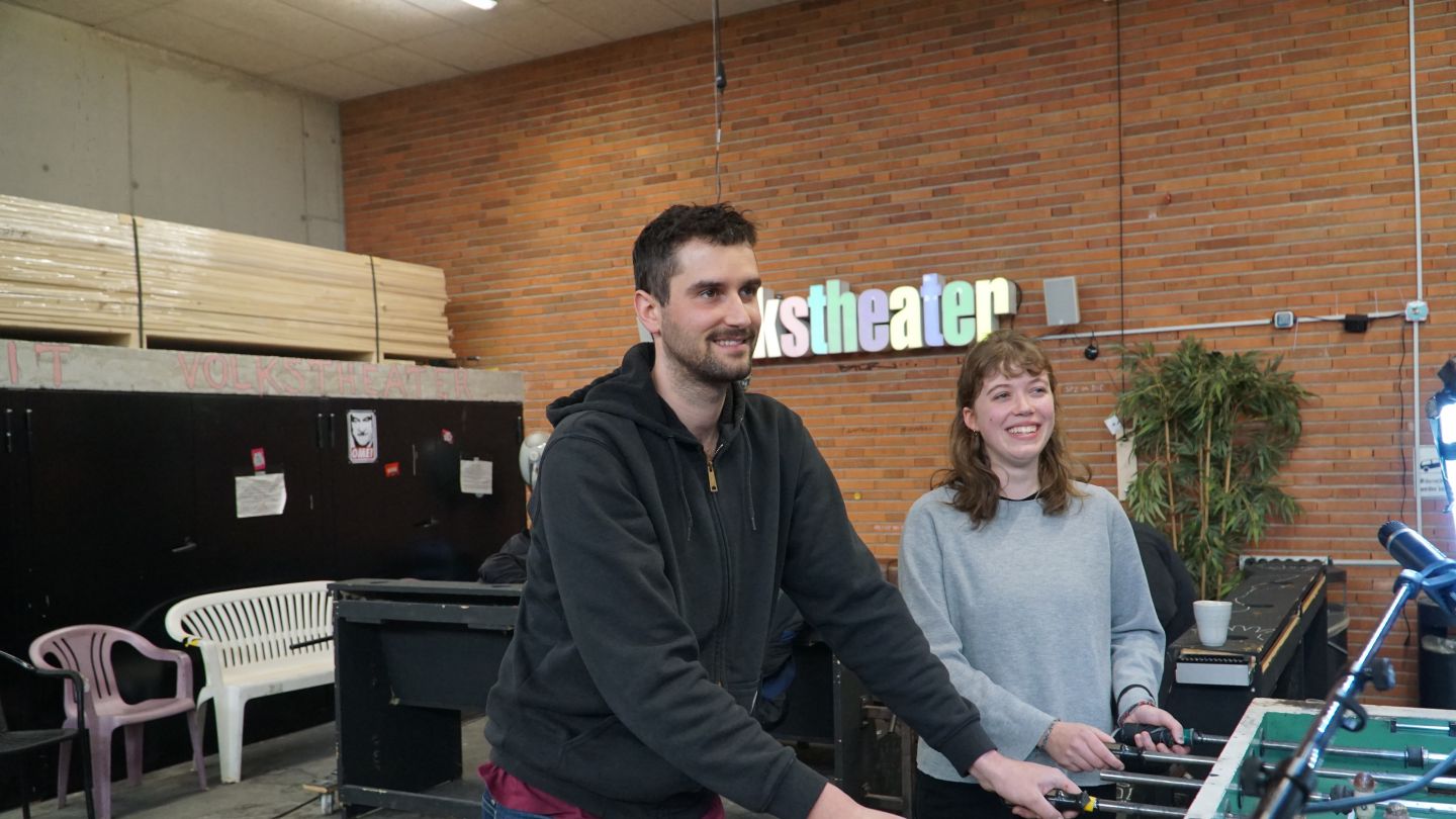 Ein Foto von Ivan Gulija und Felicia Kindermann am Kicker