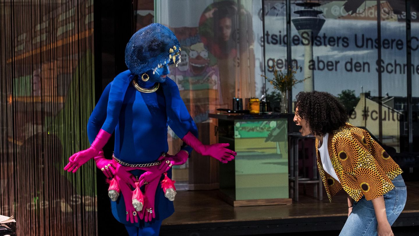 Identitti (c) Düsseldorfer Schauspielhaus Ein Inszenierungsfoto aus Identitti