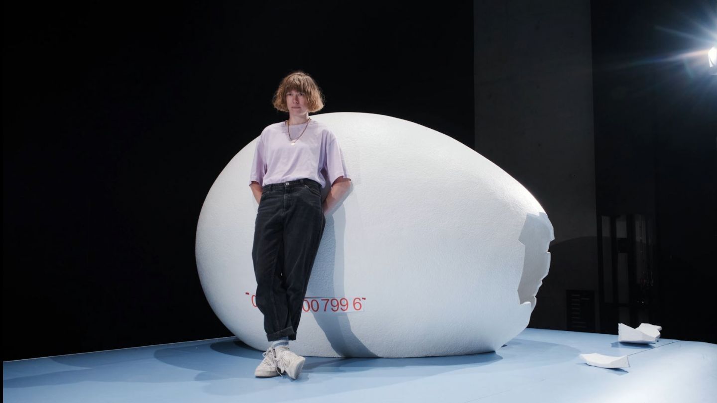 Ein Portrait von Anna Marboe vor einem großen Ei