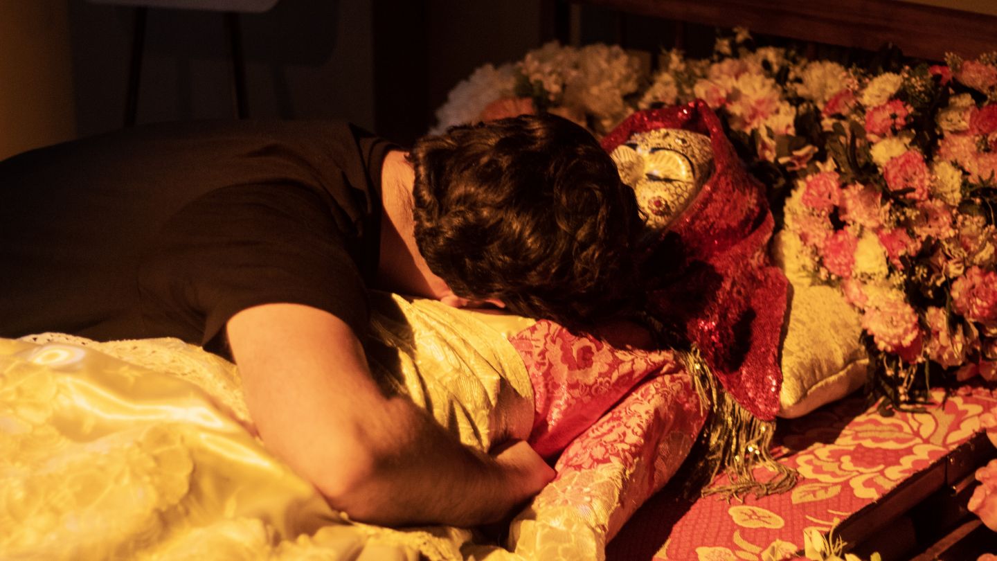 "Goodbye, Lindita" (c) Theofilos Tsimas Ein Schauspieler umarmt eine Verstorbene auf ihrem Totenbett.