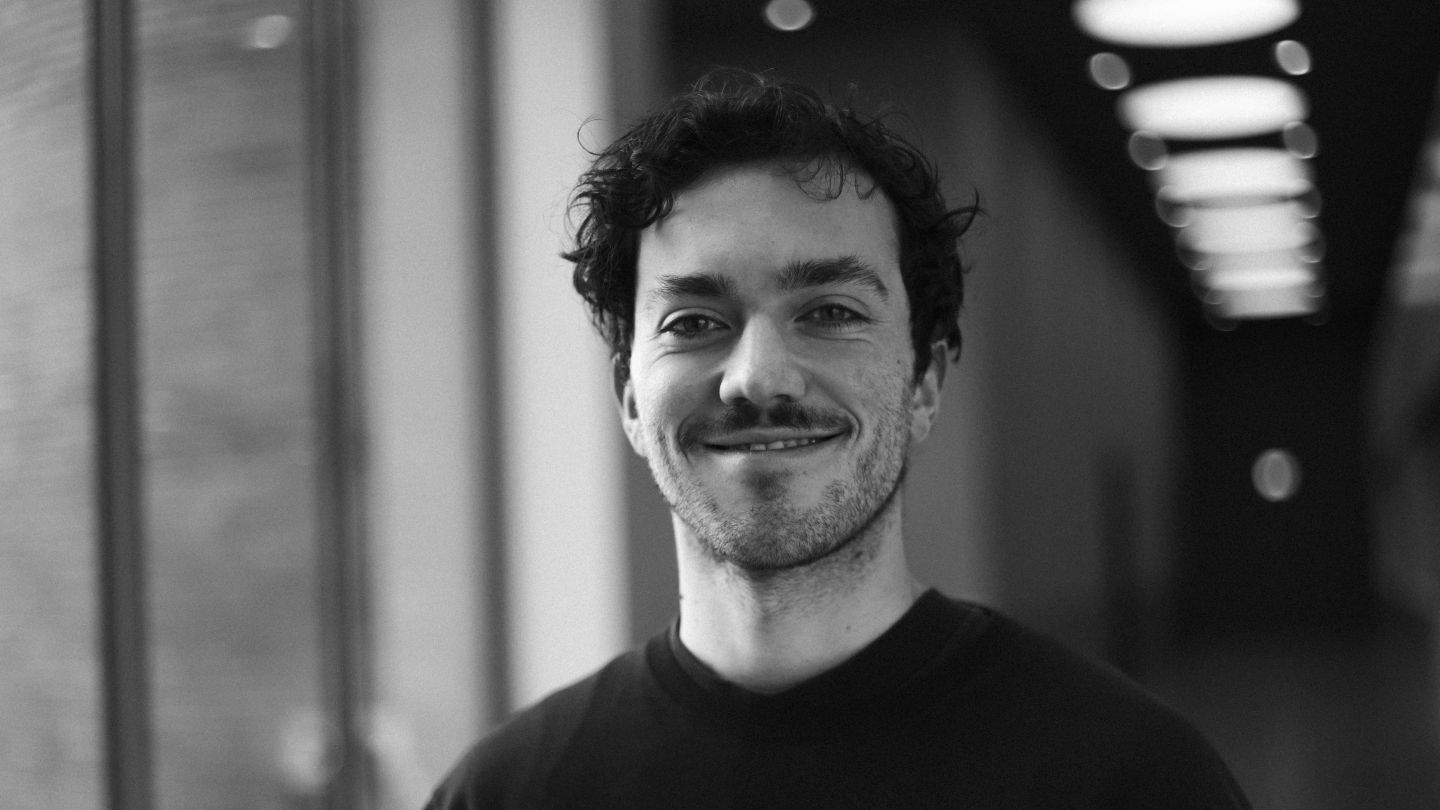 Ein schwarz-weiß Portrait von Regisseur Simon Friedl (c) Marvin Balonier