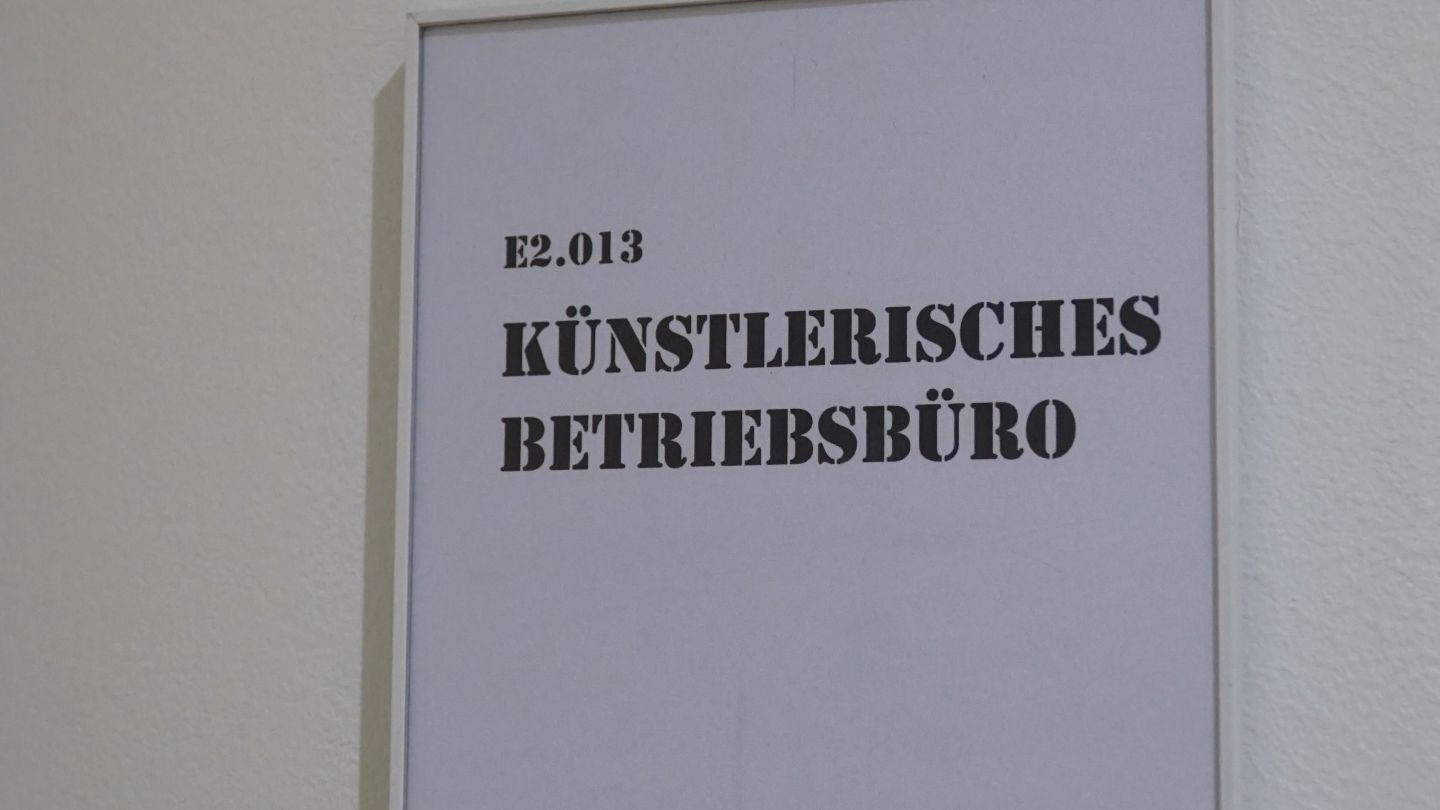Das Raumschild des Künstlerischen Betriebsbüros.