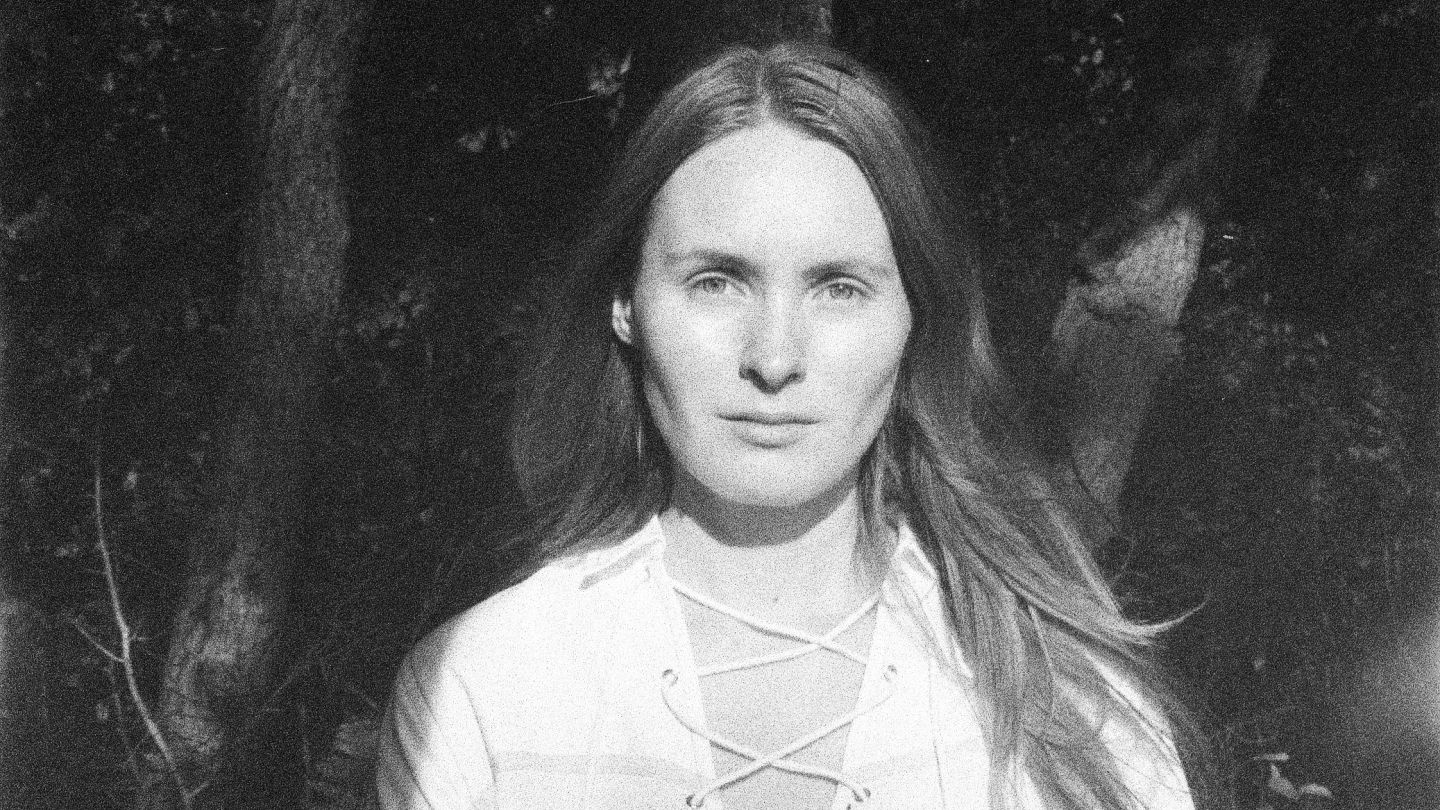Ein Portraitfoto von Lili Anschütz im Wald