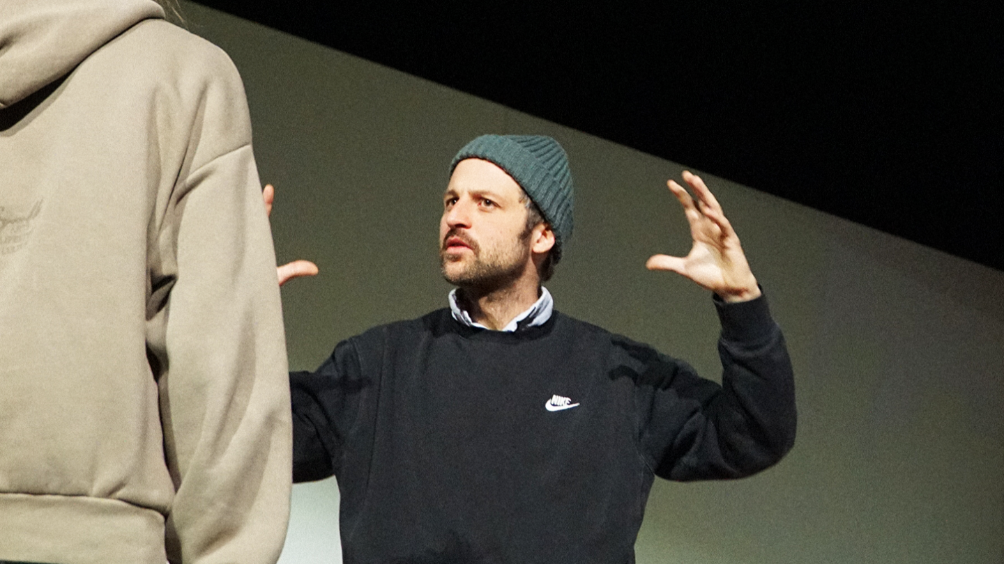 Regisseur Mathias Spaan gestikulierend bei einer Probe