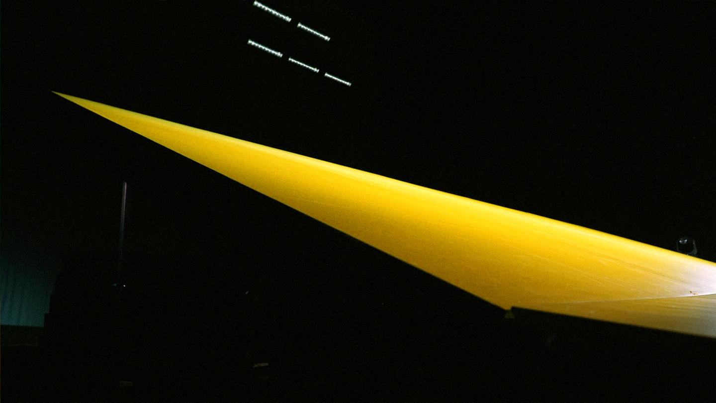 Die gelbe schräge Bühnenbildrampe von "Pioniere in Ingolstadt".