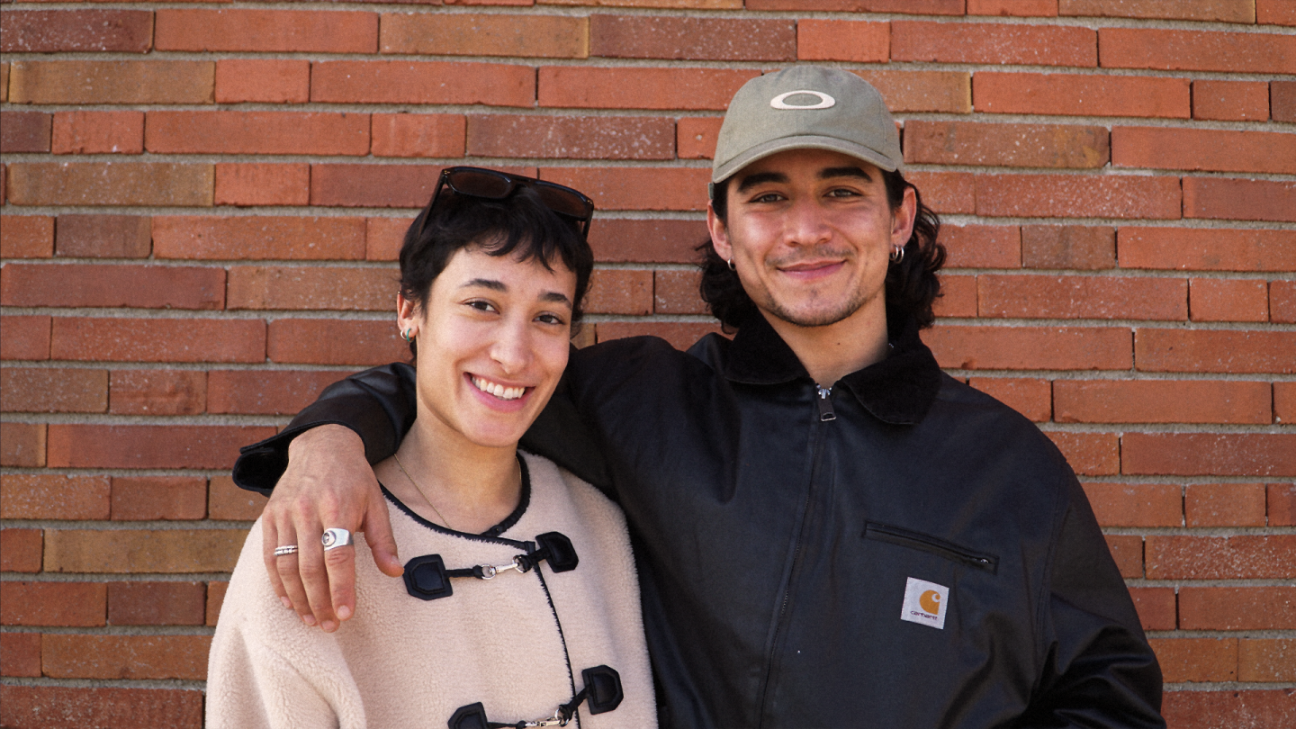 Das Regieduo Colindres Zühlke und Perhat vor der Backsteinwand des Münchner Volkstheaters.