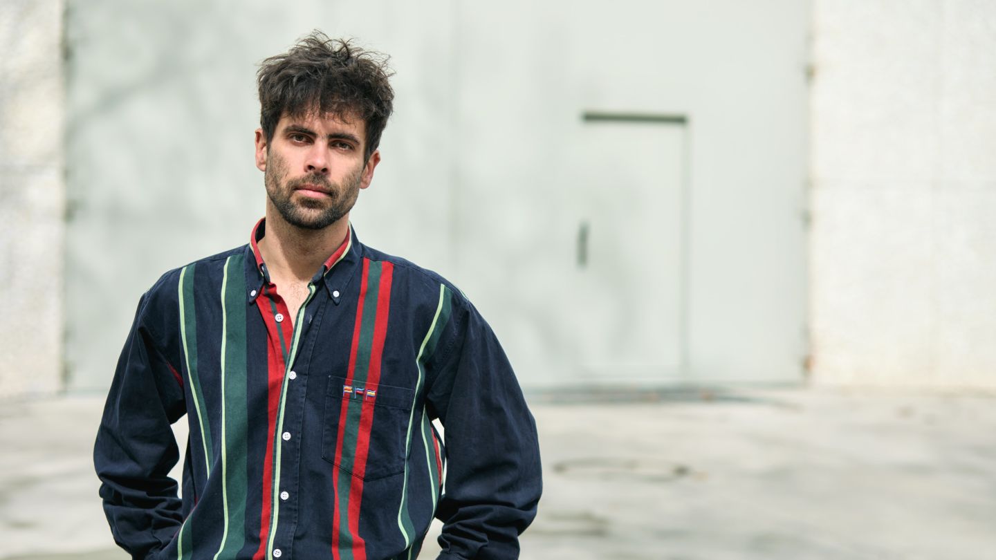 Ein Portraitfoto von Jan Friedrich in gestreiftem Hemd.