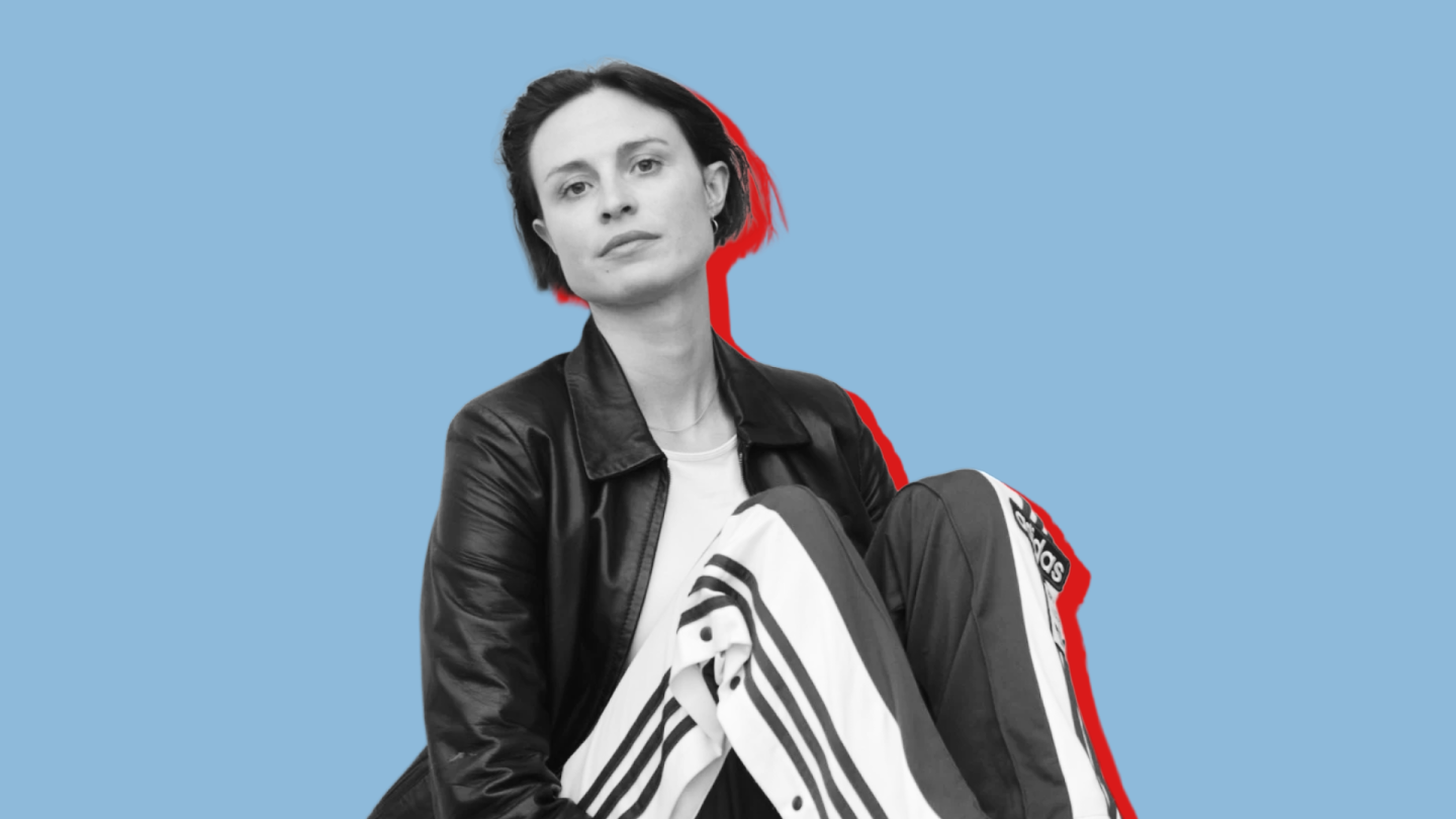 Portraitfoto von Alina Fluck in schwarz-weiß vor blauem Hintergrund und mit rotem Schatten.