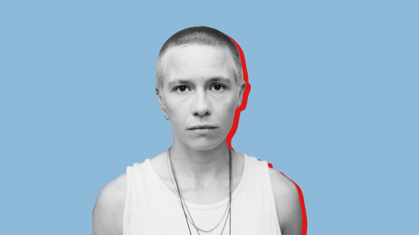 Portraitfoto von Anna Marboe in schwarz-weiß vor blauem Hintergrund und mit rotem Schatten.