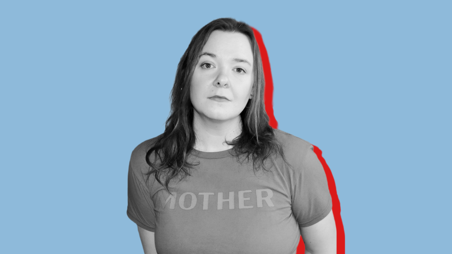 Portraitfoto von Lily Kuhlmann in schwarz-weiß mit rotem Schatten vor blauem Hintergrund