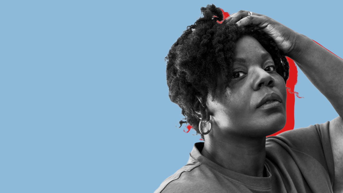 Portraitfoto von Mable Preach in schwarz-weiß vor blauem Hintergrund.