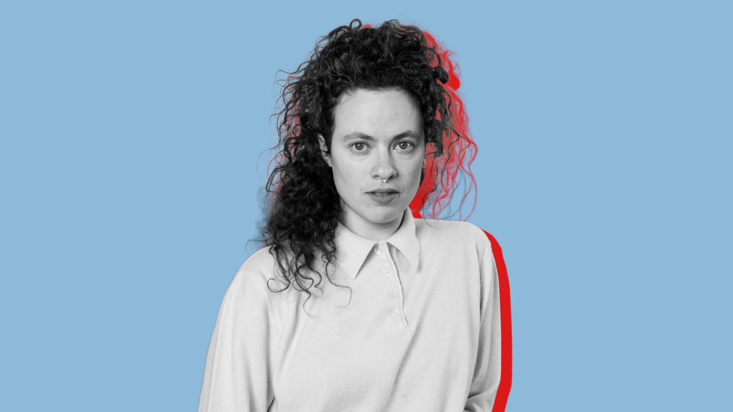 Portraitfoto von Nolwenn Peterschmitt in schwarz weiß, mit rotem Schatten vor blauem Hintergrund