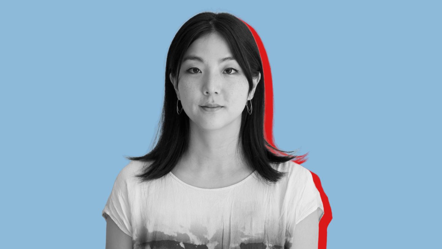 Portraitfoto von Olivia Hyunsin Kim in schwarz-weiß vor blauem Hintergrund und mit rotem Schatten.
