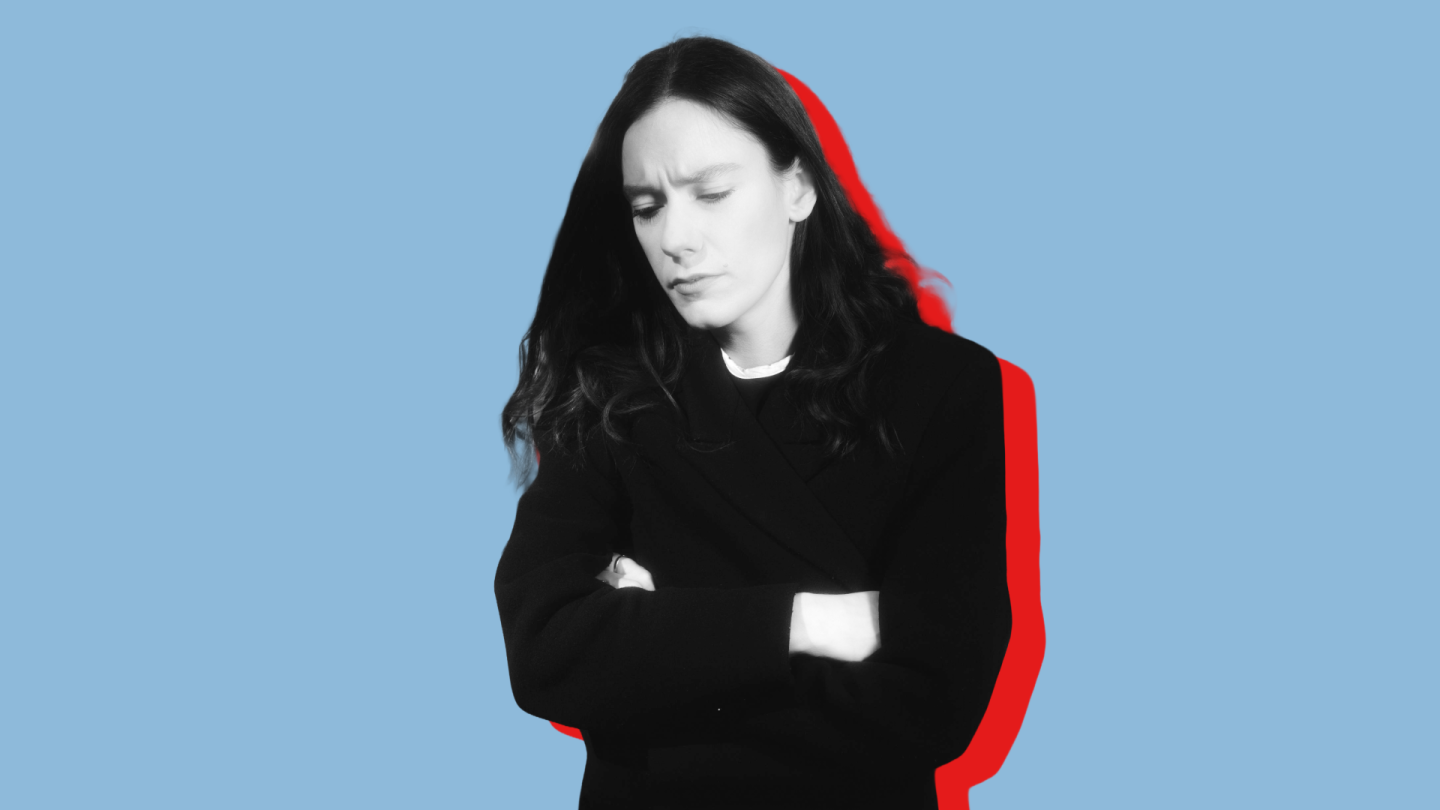 Ein Foto von Toxische Pommes im schwarz-weiß mit rotem Schatten vor blauem Hintergrund.