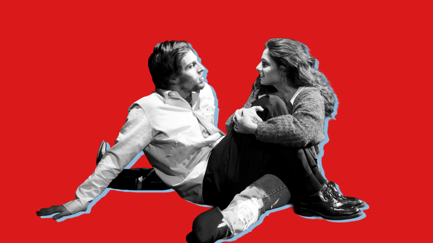 Ein Mann und eine Frau sitzen beieinander.