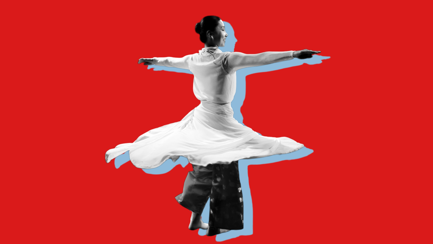 Eine Tänzerin dreht sich.