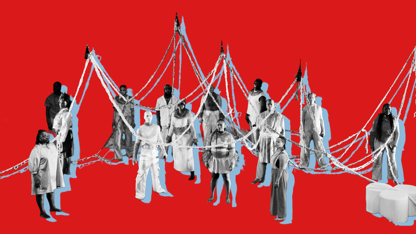 Das Ensemble hält mit Seilen verbundene Stäbe in die Luft.