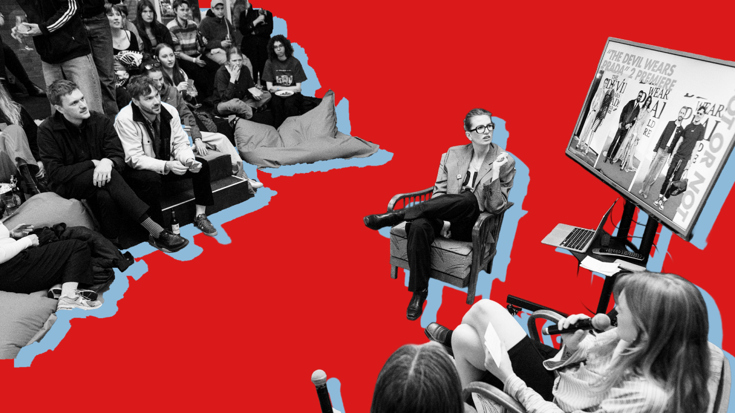 Eine Gruppe von Menschen sitzt in einem Kreis und quatscht. 