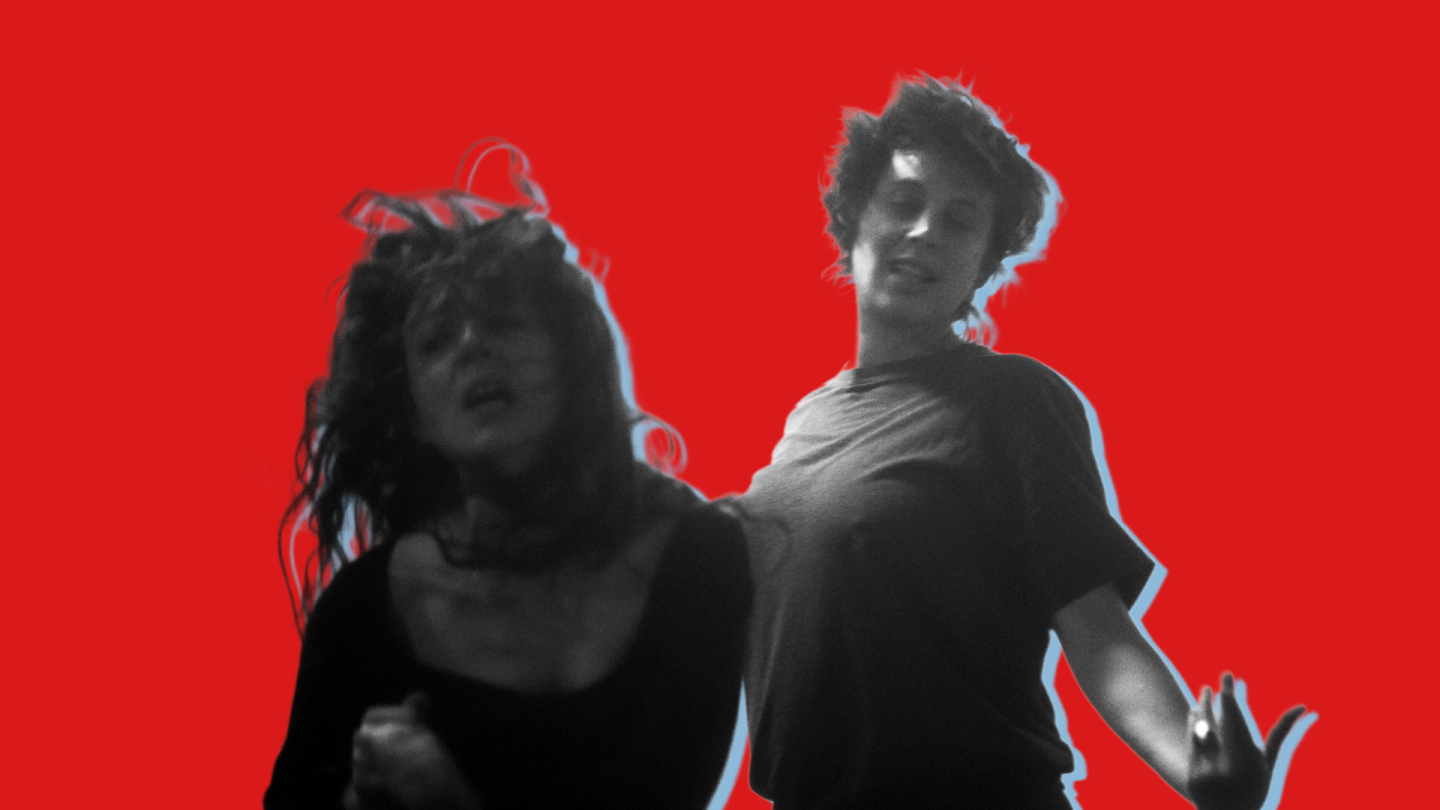 Zwei Frauen tanzen ekstatisch.