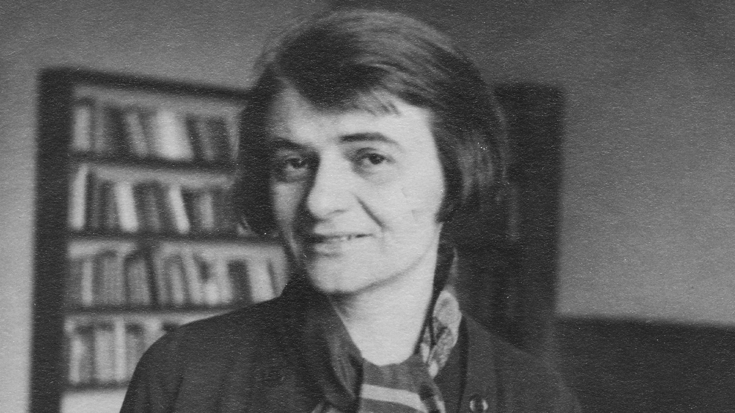 Maria Lazar vor einer Bücherwand