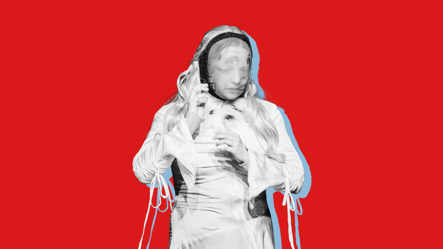Luise von Stein mit einem bedruckten Seidenstrumpf über dem Gesicht als alte Dame.