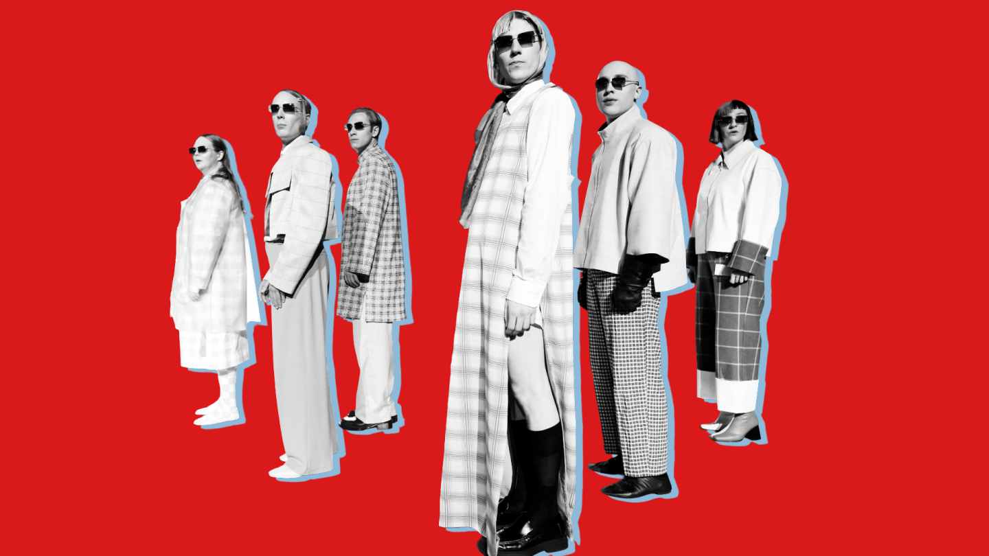Das Ensemble steht in einer Formation, trägt Sonnenbrille und sieht sehr lässig aus.