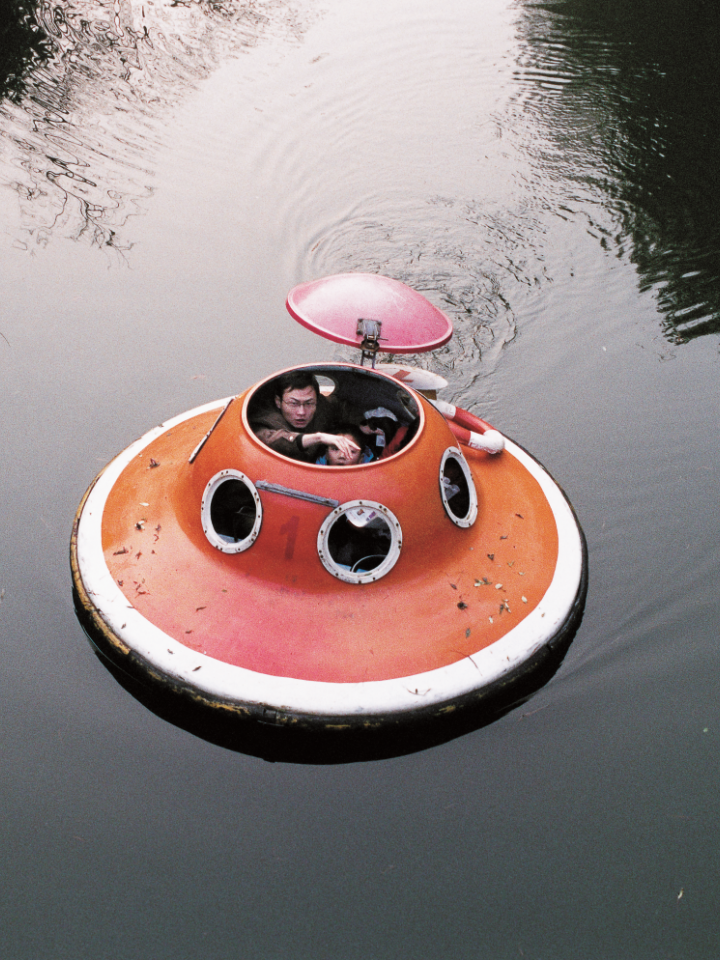 Das Foto zeigt ein UFO auf dem Wasser, drinnen sitzen Menschen.