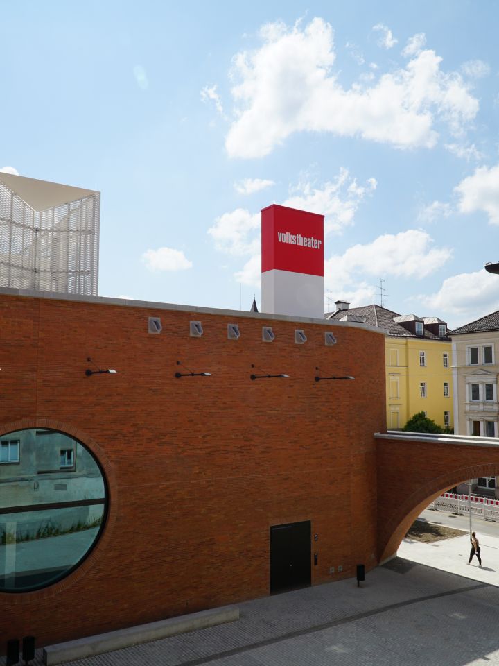 Das Foto zeigt das Münchner Volkstheater von außen