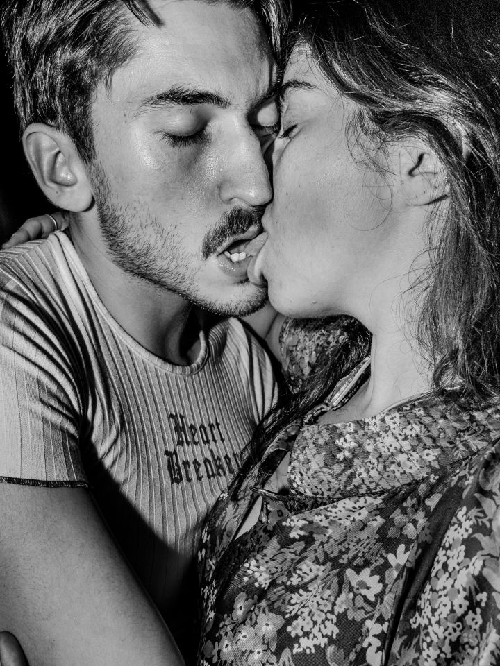 Ein Mann und eine Frau küssen sich leidenschaftlich.