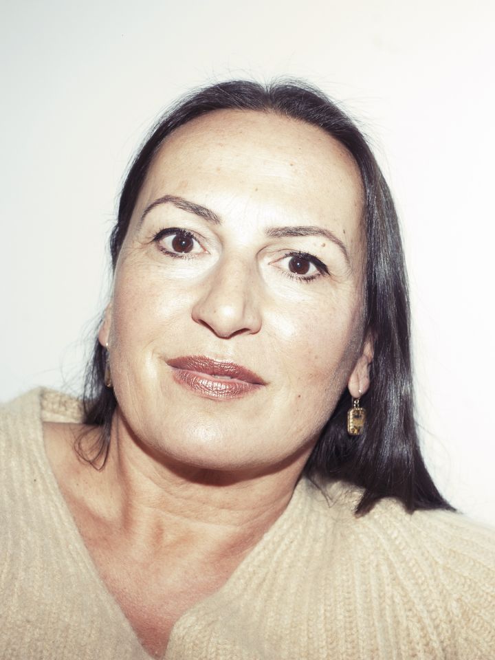 Ein Portrait von Ursula Maria Burkhart vor weißem Hintergrund.
