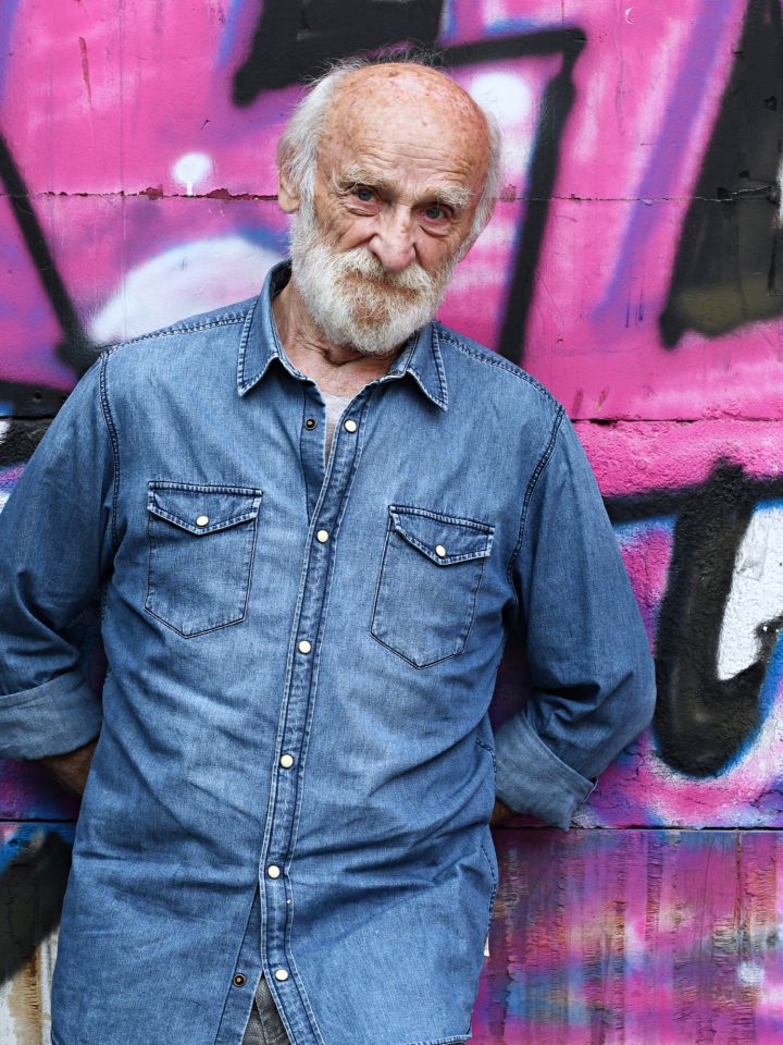Portrait von Peter Mitterrutzner vor einer Graffiti-Wand