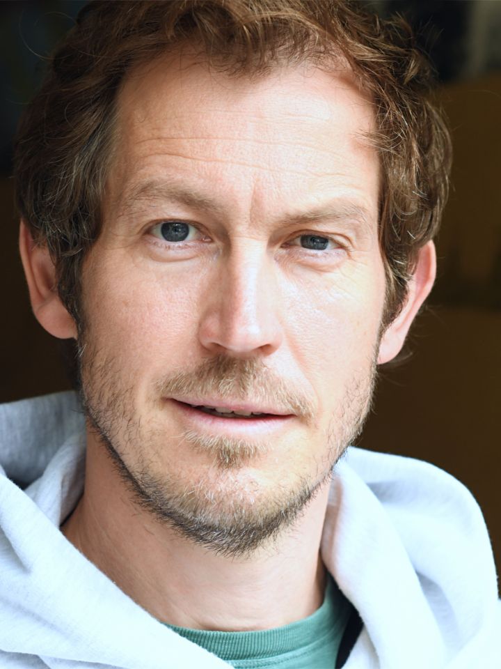 Portrait von Stefan Murr im Kapuzenpullover