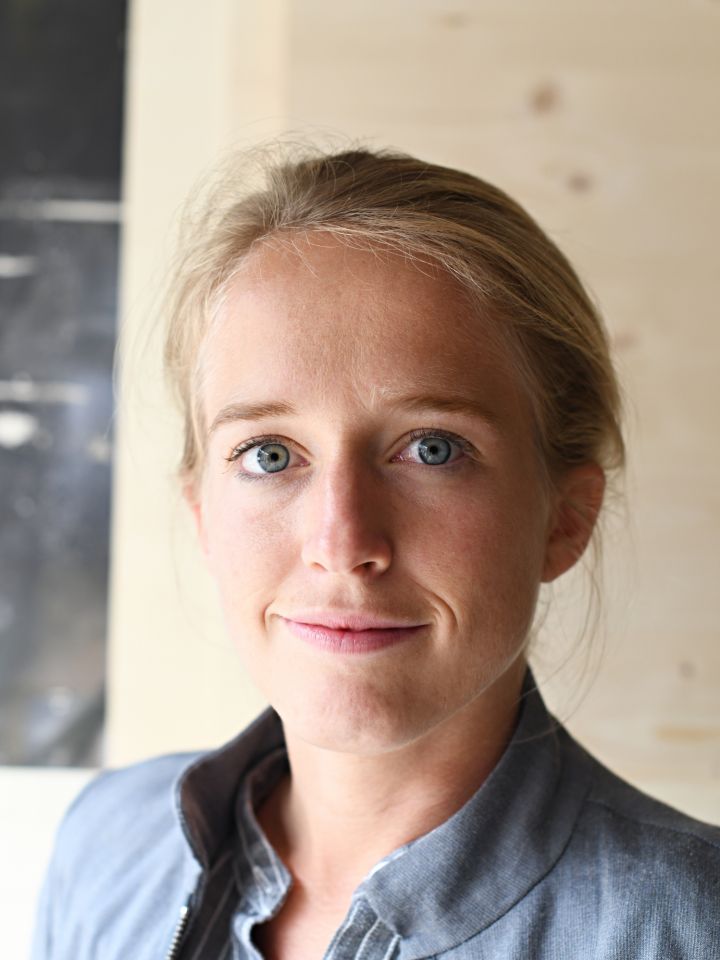 Portrait von Susanne Brückner vor Theater-Hintergrund