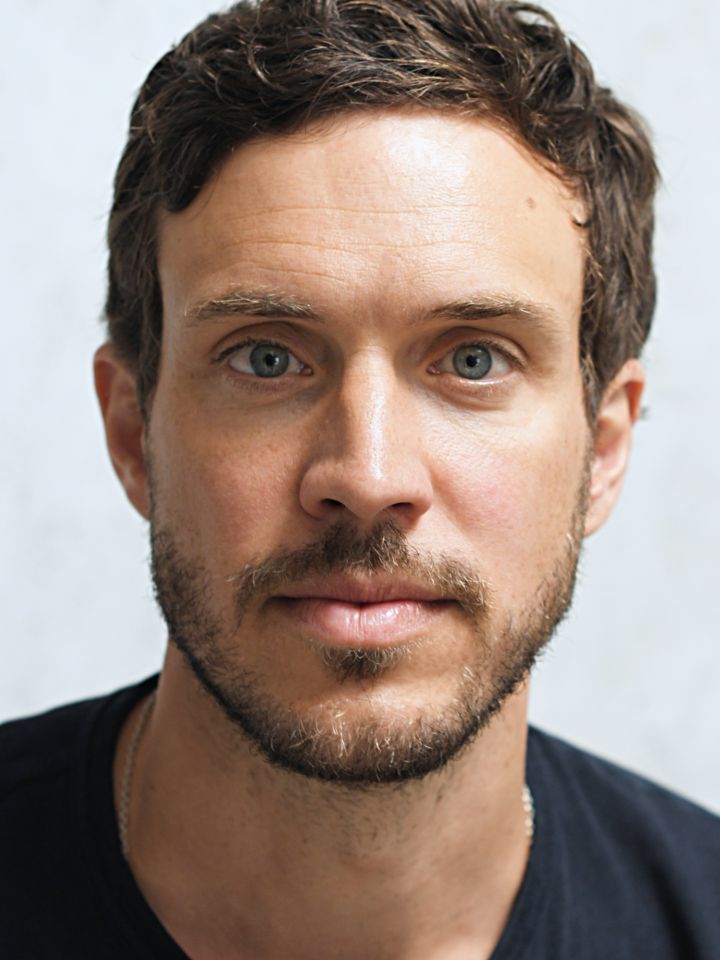 Portrait von Tobias van Dieken vor heller Wand
