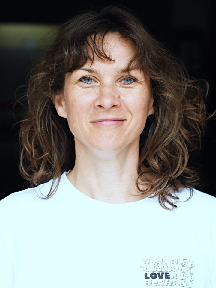 Das Foto zeigt ein Porträt von Kathrin von Steinburg vor dunklem Hintergrund