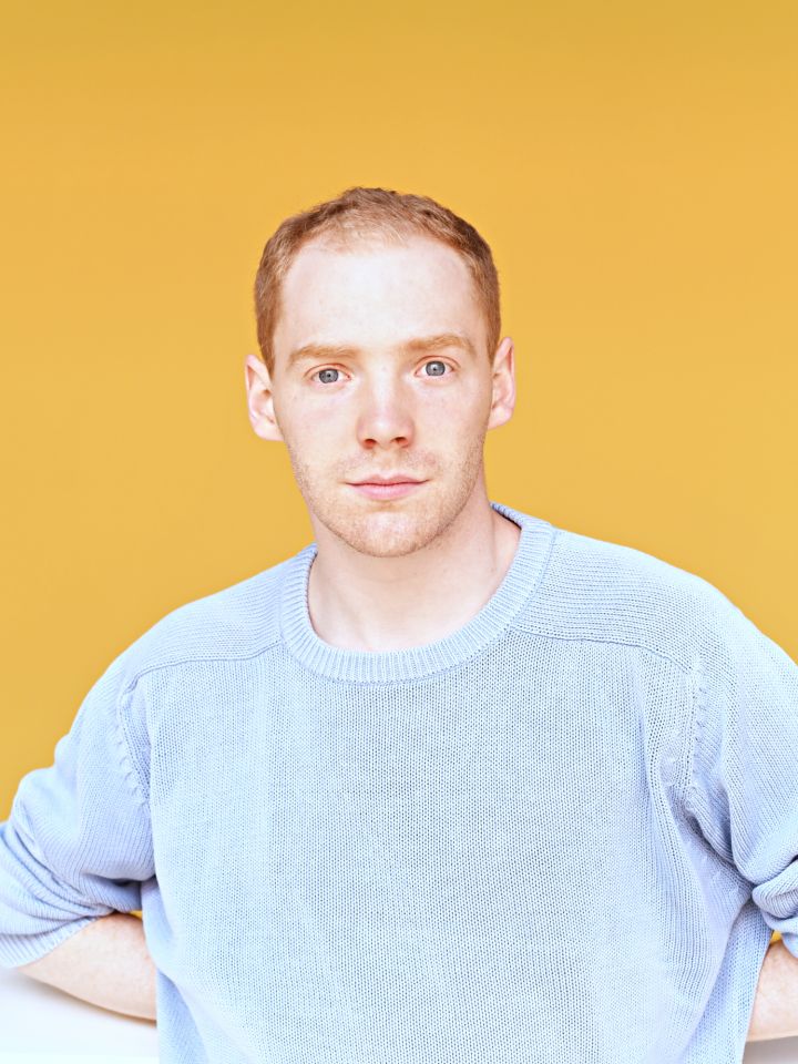 Das Foto zeigt ein Portrait von Jakob Immervoll vor gelben Wand