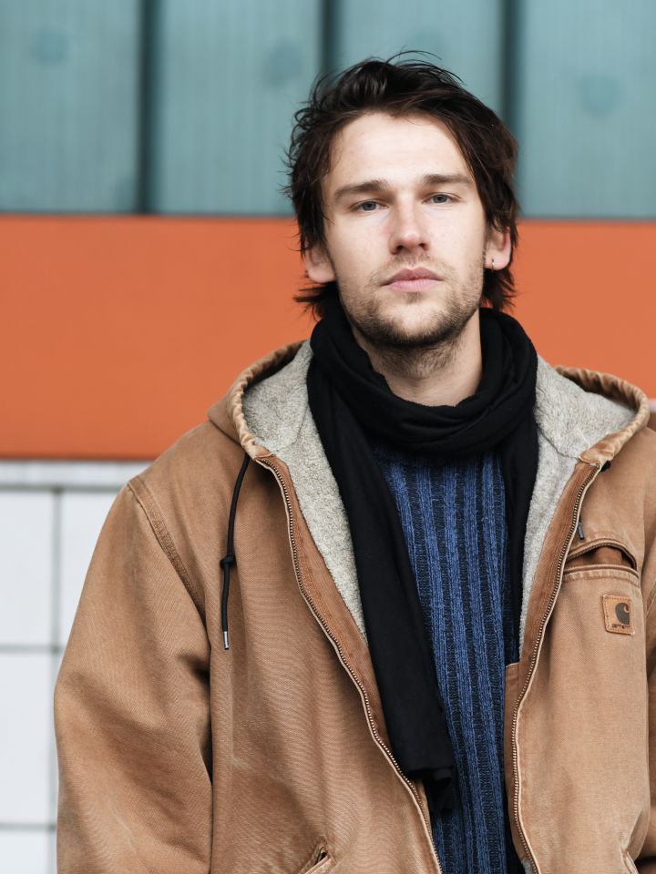 Ein Portrait von Alexis Koutsoulis