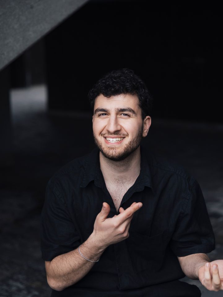 Ein Portraitfoto von Baran Sönmez