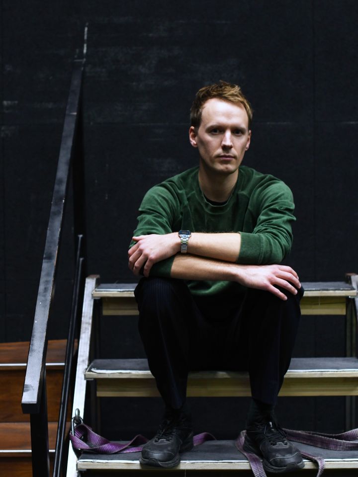 Steffen Link sitzend auf einer Treppe