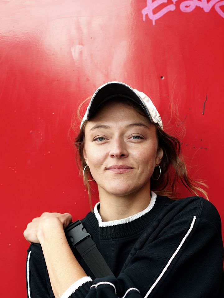 Portraitfoto von Lola Dockhorn vor rotem Hintergrund