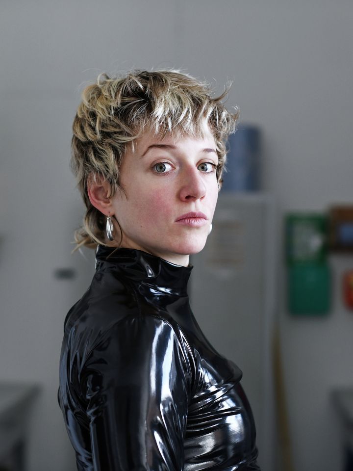 Henriette Nagel in einer Latexjacke im Gipsraum.