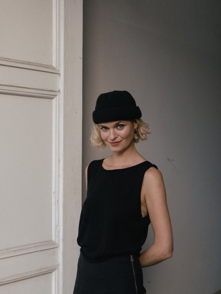 Nora C. Schulte mit schwarzem Beanie.