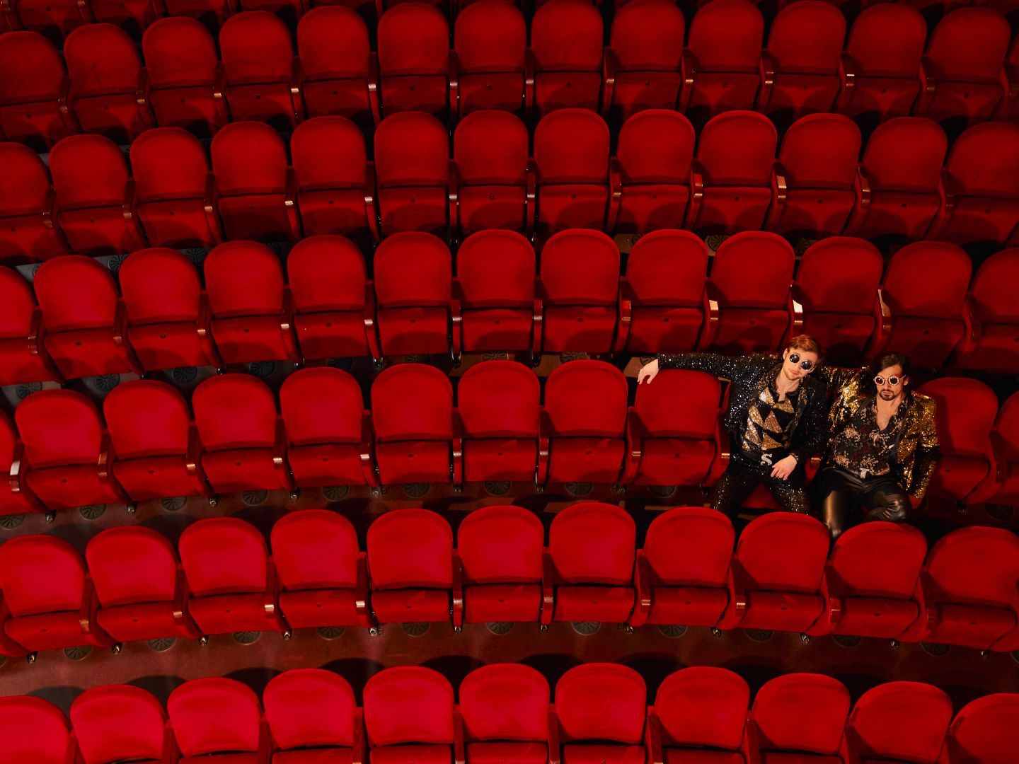 Siegfried und Joy im Zuschauersaal auf roten Stühlen