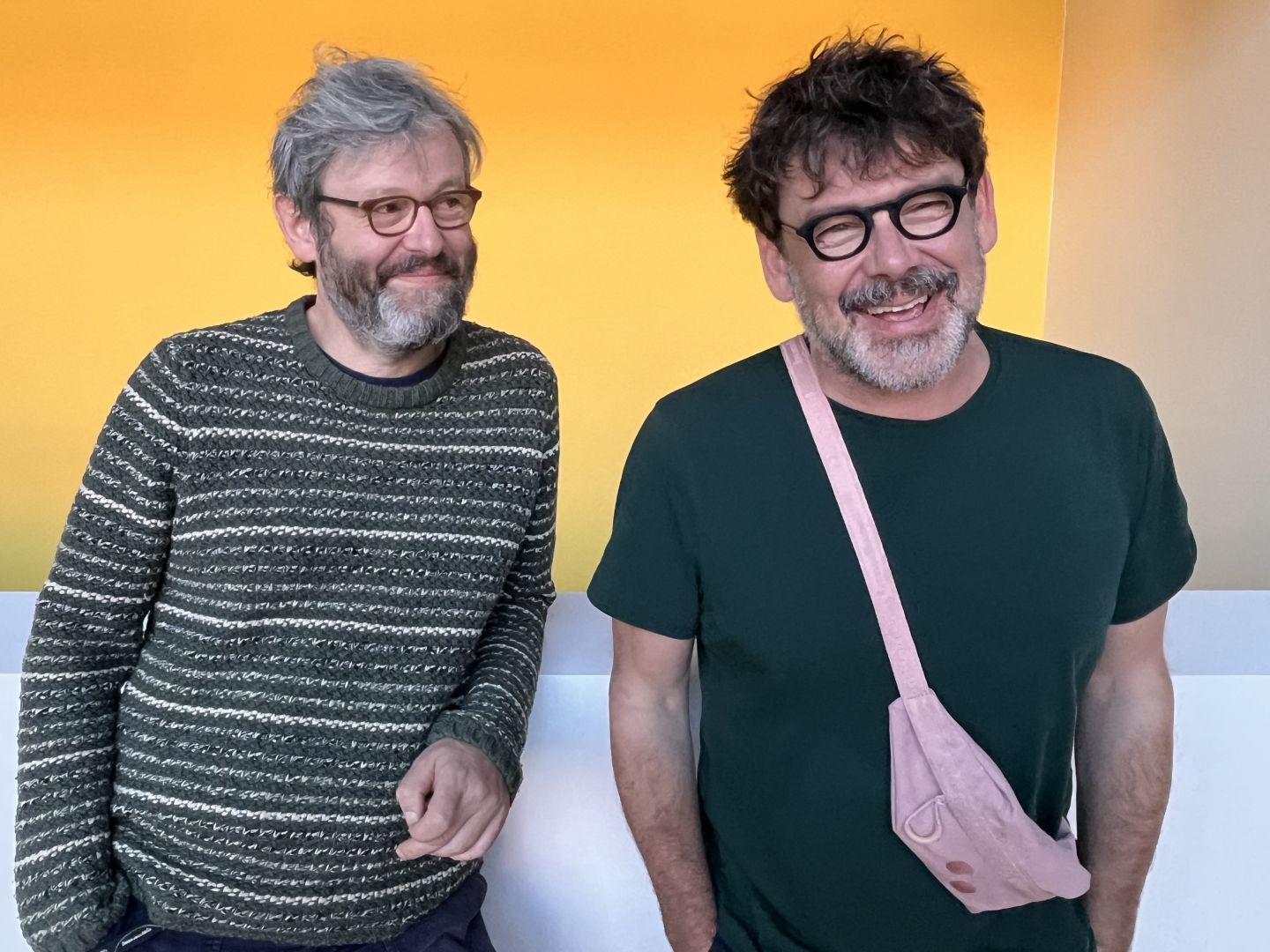 ein Portraitfoto von Markus und Micha Acher vor gelben Hintergrund (c) Weronika Demuschewski