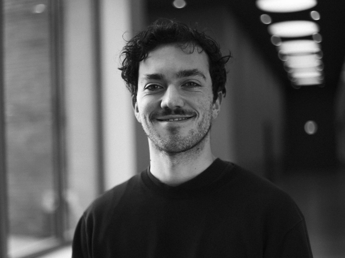Ein schwarz-weiß Portrait von Regisseur Simon Friedl (c) Marvin Balonier