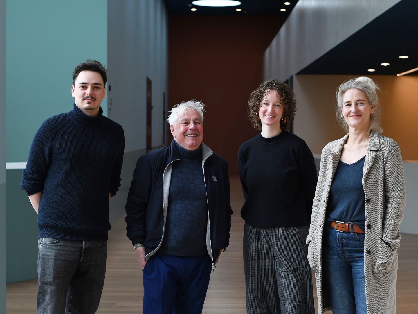 Die Jury des diesjährigen Radikal jung Festivals im Foyer des Volkstheaters.
